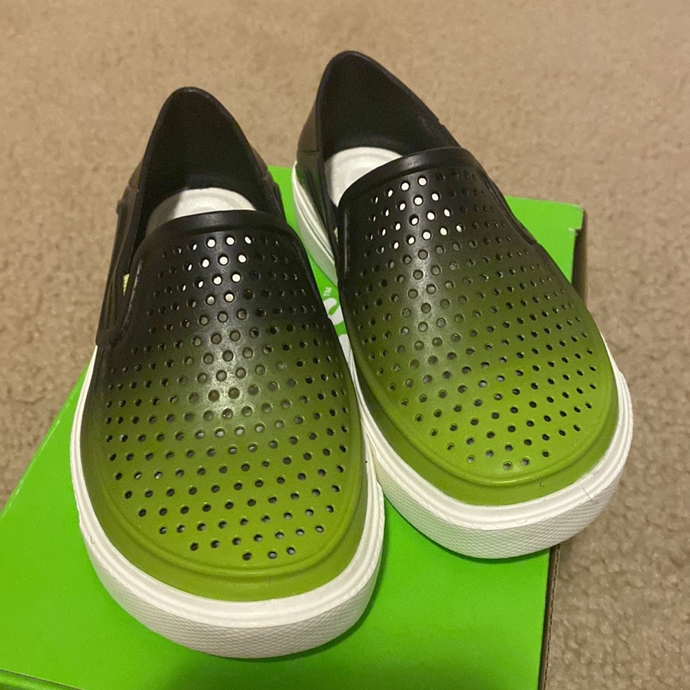 BRAND NEW kids crocs - Picture 2 of 3